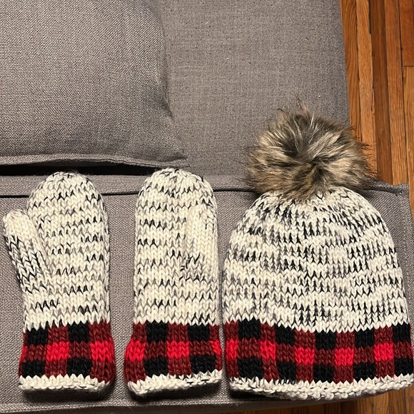 Matching Hat & Mitten Set! - Picture 3 of 7